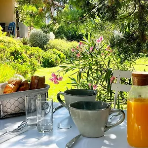 *** Couette-café Mas Des Marguerites France